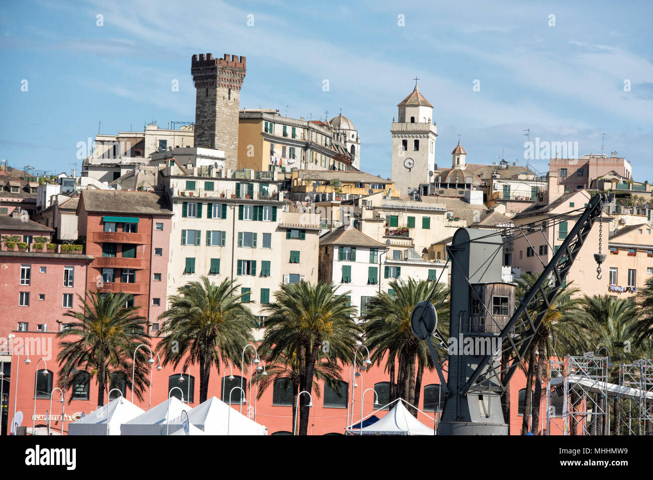 Genova città cityscape panorama dal mare il giorno nuvoloso Foto Stock