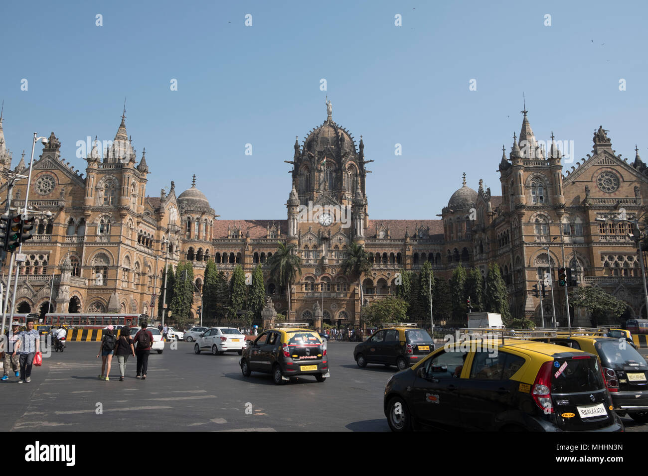 India - Mumbai - Il Chhatrapati Shivaji Terminus, precedentemente noto come Victoria Terminus. La stazione ferroviaria, è un sito Patrimonio Mondiale dell'Unesco. La stazione è stata progettata da Frederick William Stevens secondo il concetto di Victorian Italianamente architettura revival gotico e destinato ad essere un simile revival di indiano (Goth di epoca classica architettura). La stazione è stata costruita nel 1887 in Bori Bunder area di Mumbai per commemorare il Giubileo d oro della regina Victoria Foto Stock