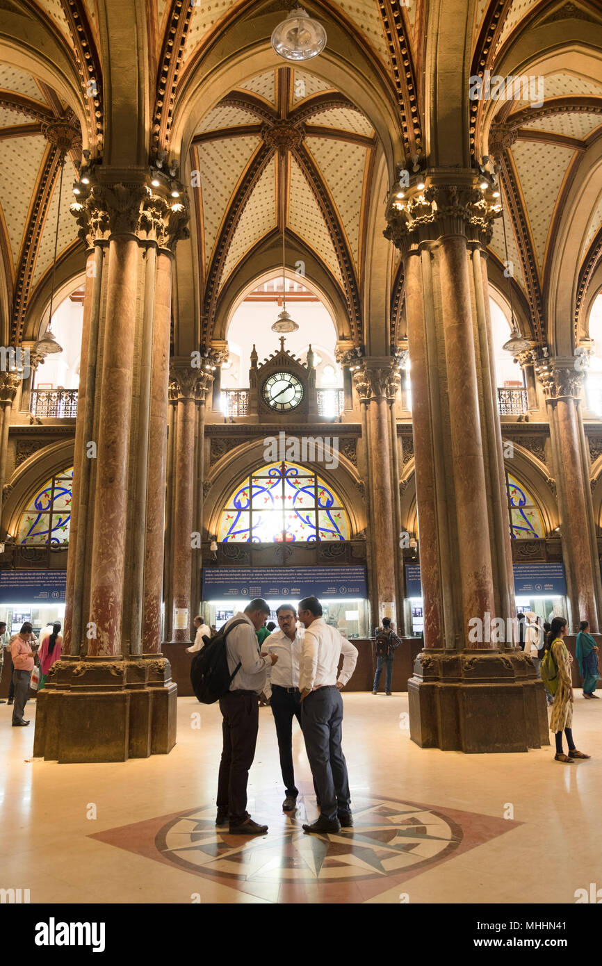 India - Mumbai - Il Chhatrapati Shivaji Terminus, precedentemente noto come Victoria Terminus. La stazione ferroviaria, è un sito Patrimonio Mondiale dell'Unesco. La stazione è stata progettata da Frederick William Stevens secondo il concetto di Victorian Italianamente architettura revival gotico e destinato ad essere un simile revival di indiano (Goth di epoca classica architettura). La stazione è stata costruita nel 1887 in Bori Bunder area di Mumbai per commemorare il Giubileo d oro della regina Victoria Foto Stock
