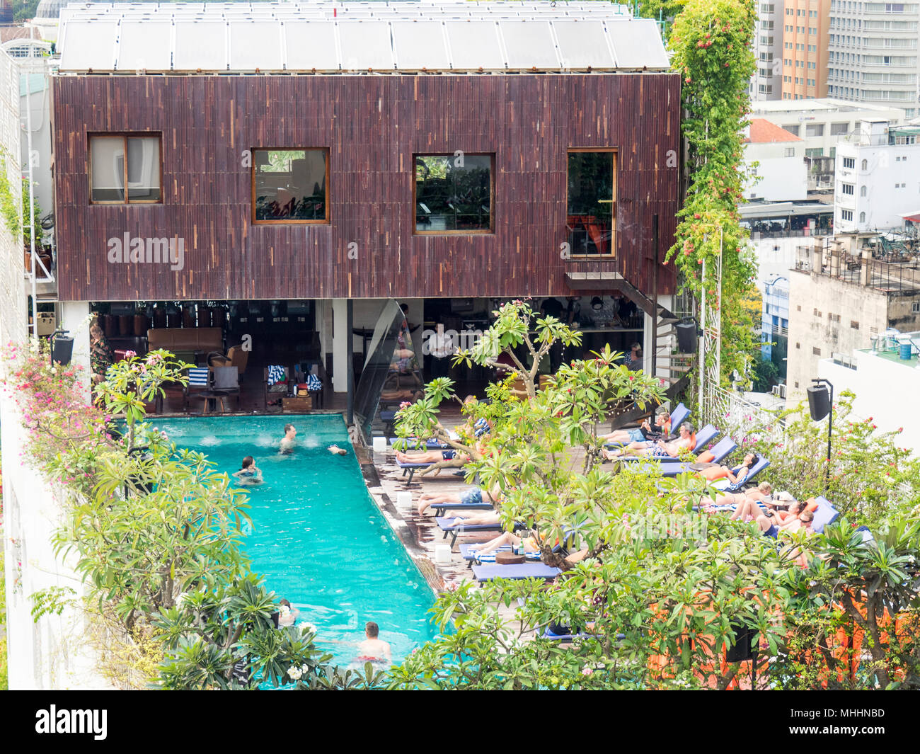 Il Myst Dong Khoi hotel bar sul tetto e la piscina nel distretto 1, Ho Chi Minh City, Vietnam. Foto Stock