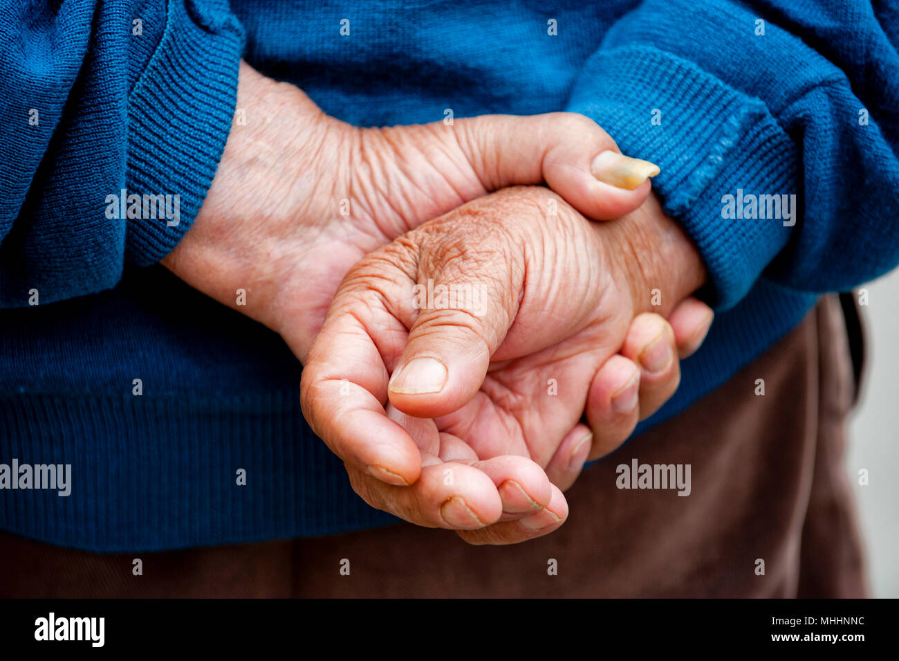 Il contadino le mani di vecchio uomo che ha lavorato duro nella sua vita Foto Stock
