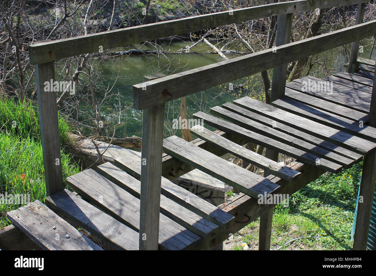 Passerella rotta che attraversa il fiume. Foto Stock