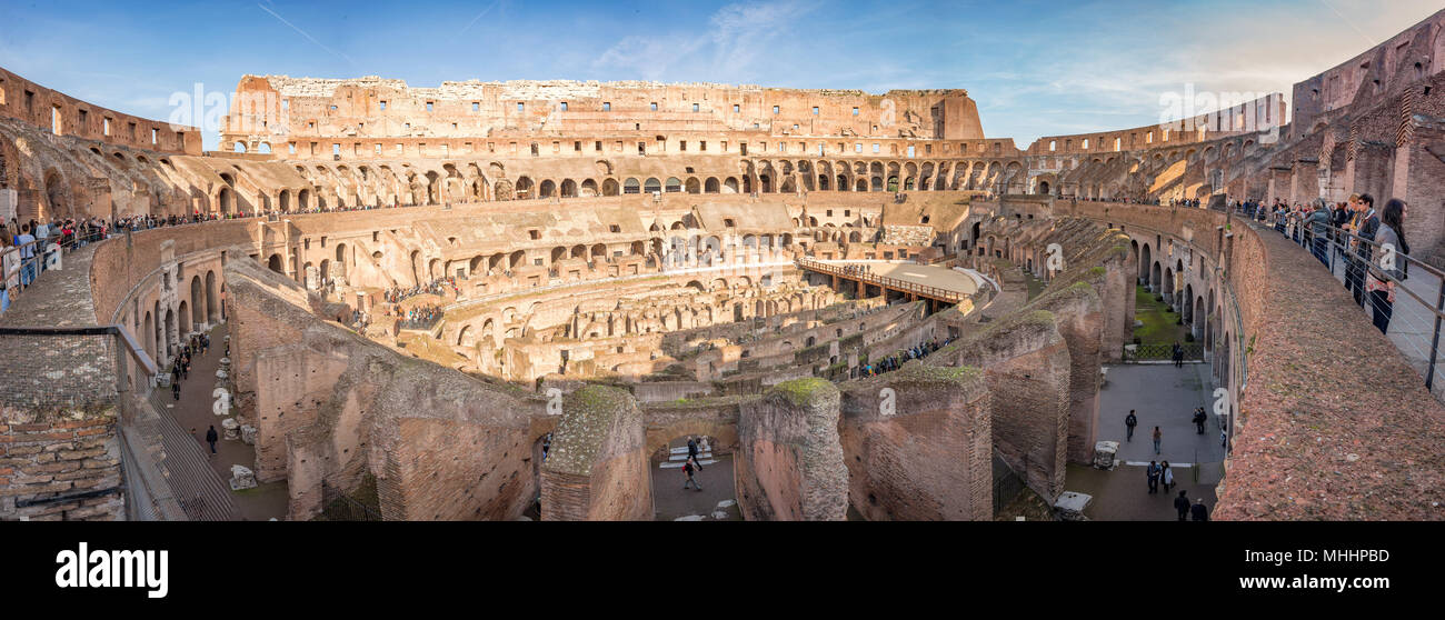 Roma, Italia - 24 novembre 2012 visitatori all'interno del Colosseo Colosseo - enorme vista interna sul Colosseo Colosseo a Roma, Italia Foto Stock