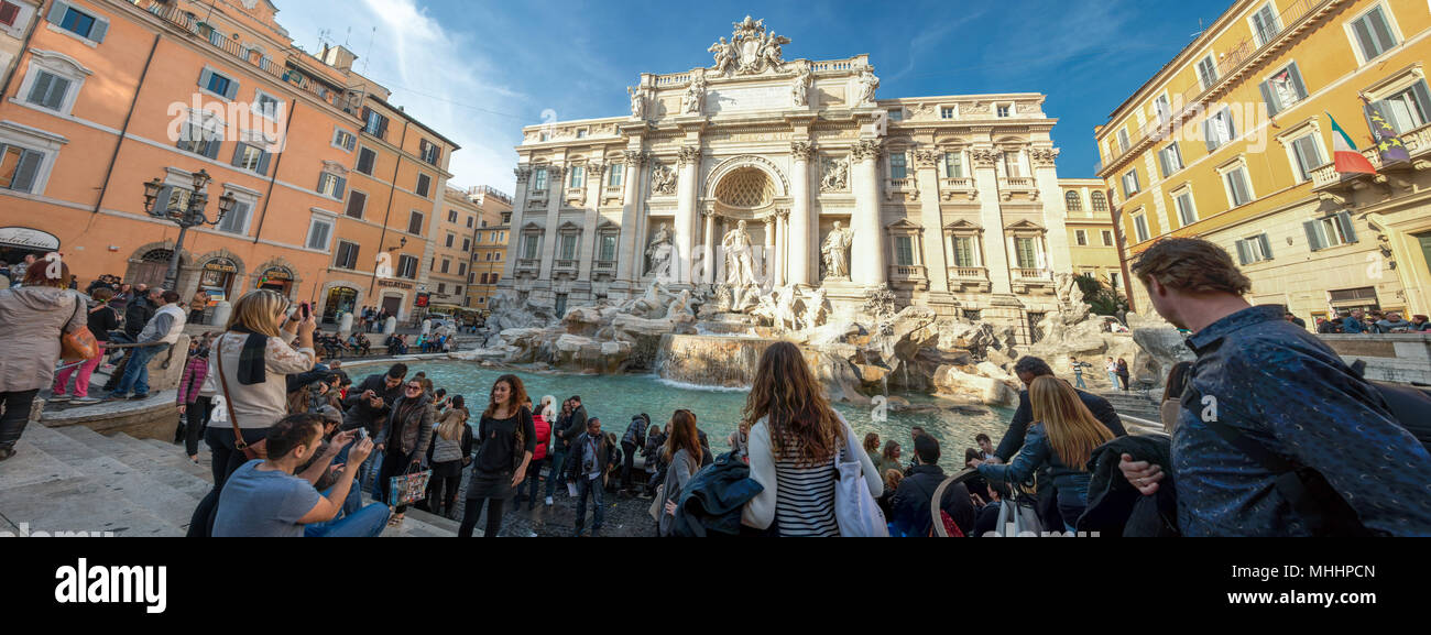 Roma, Italia - 24 novembre 2012 - Roma Fontana di Trevi è affollata di turisti in giornata di sole Foto Stock