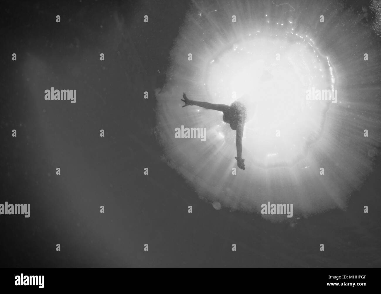 Retroilluminazione subacquea subacqueo proveniente all'oceano profondo Foto Stock