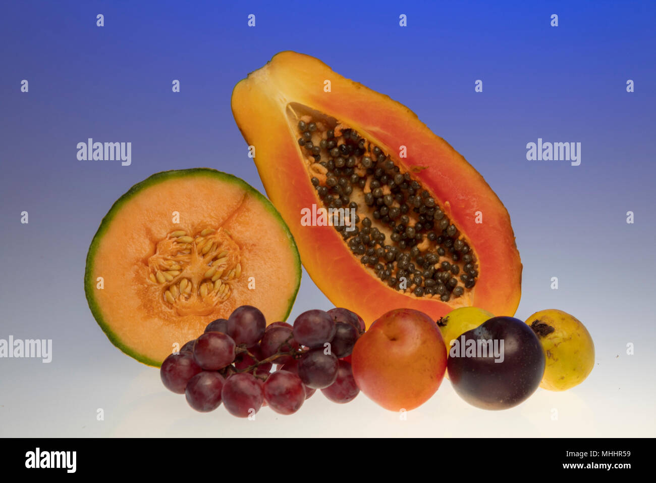 Frutta tropicale isolata su sfondo acrilico. organic sani frutti maturi. Dolce e sano Foto Stock
