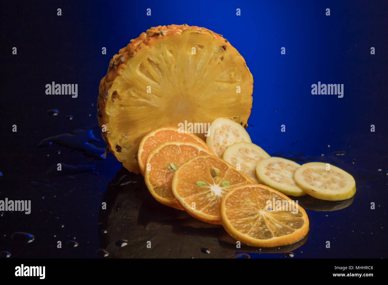 Frutta tropicale isolata su sfondo acrilico. organic sani frutti maturi. Dolce e sano Foto Stock