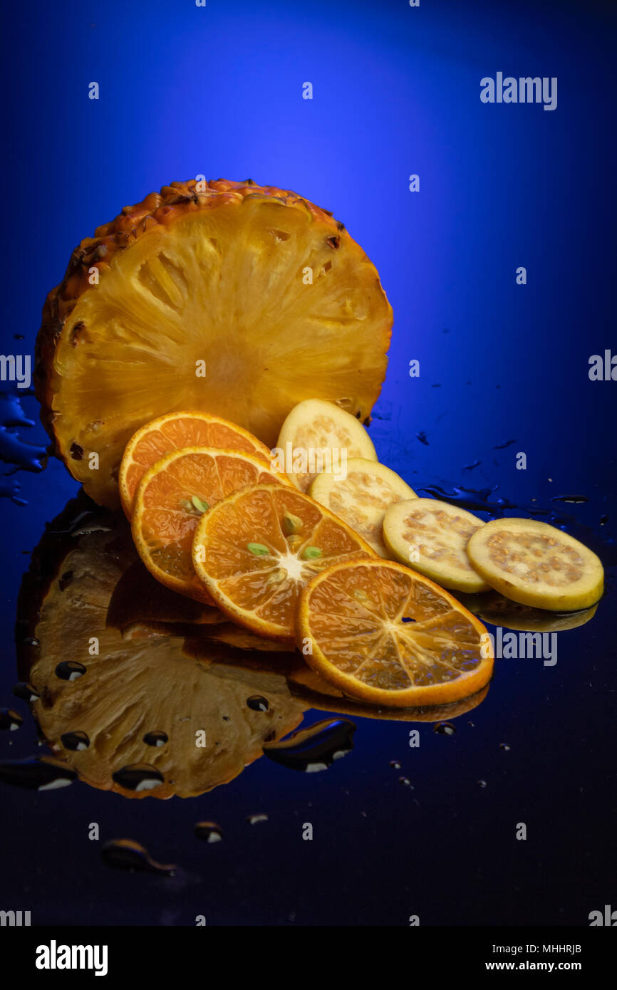 Frutta tropicale isolata su sfondo acrilico. organic sani frutti maturi. Dolce e sano Foto Stock