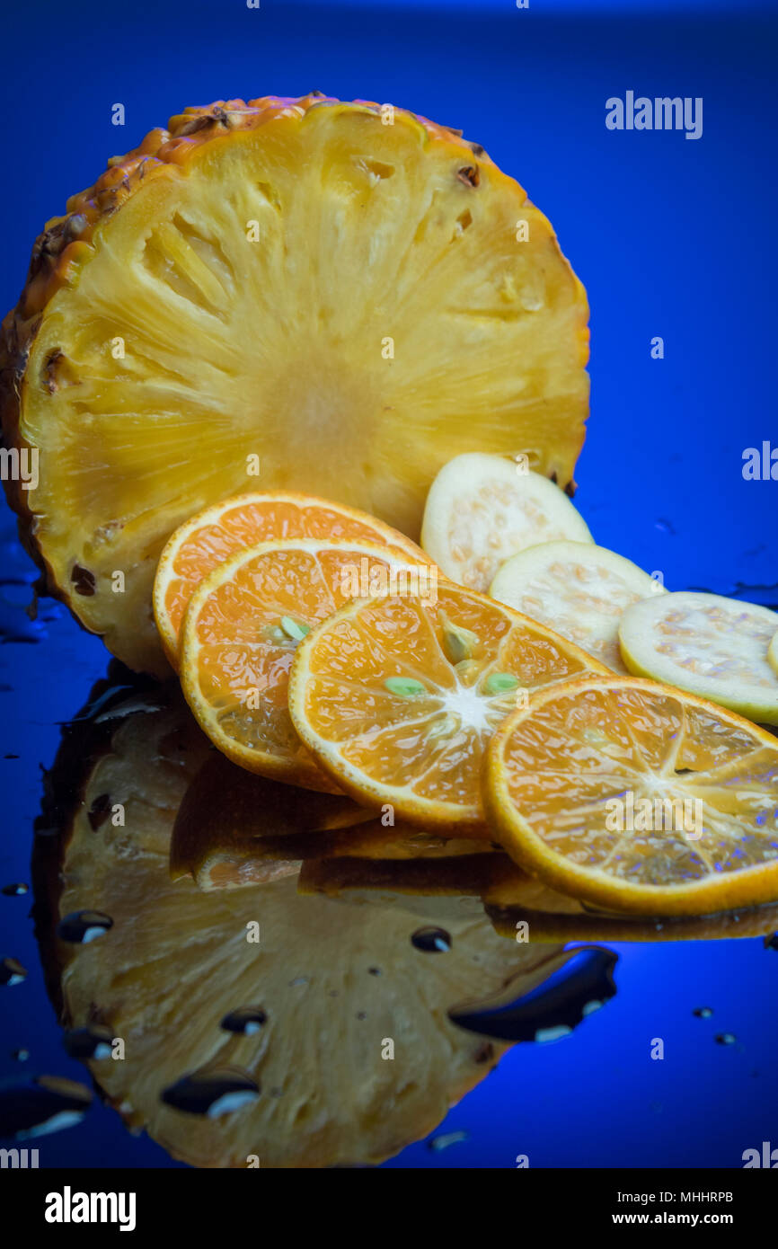 Frutta tropicale isolata su sfondo acrilico. organic sani frutti maturi. Dolce e sano Foto Stock