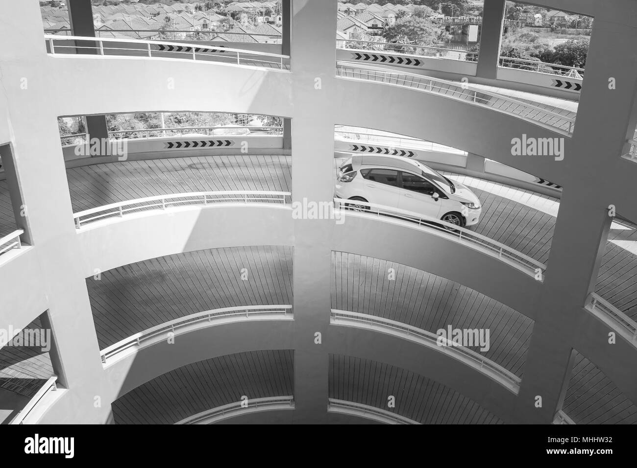 Abstract immagine in bianco e nero vista laterale architettura della strada a spirale al piano di parcheggio. Foto Stock