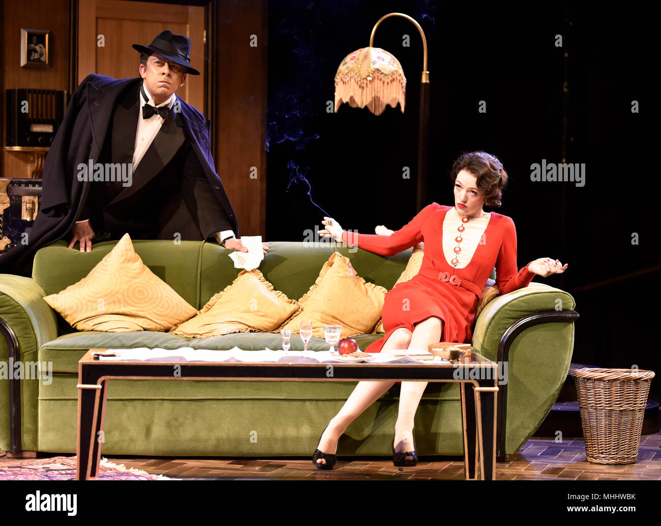 Emilio Doorgasingh (riproduzione di Henry Lyppiatt) e Lucia Briggs-Owen (riproduzione di Joanna Lyppiatt) in una scena del presente risate da Noel Coward, Chichester Foto Stock