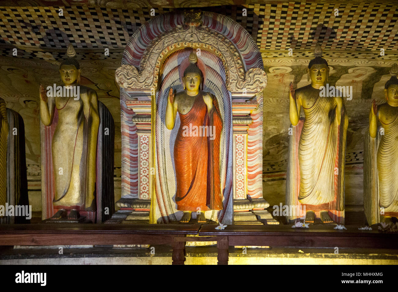 Dambulla Sri Lanka Dambulla Cave Templi - Grotta II Maharaja Viharaya una fila di Standing Buddha Centro Buddha sotto Torana makara che Foto Stock