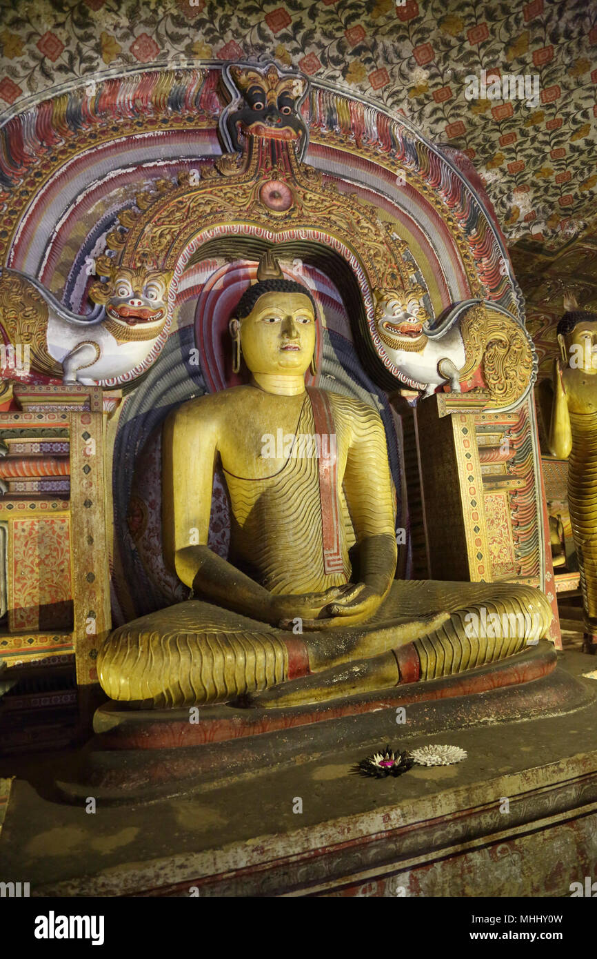 Dambulla Sri Lanka Dambulla Cave Templi - Cave 3 Maha Viharaya Alut Buddha seduto che mostra Dhyana Mudra gesto di meditazione sotto Torana makara che Foto Stock
