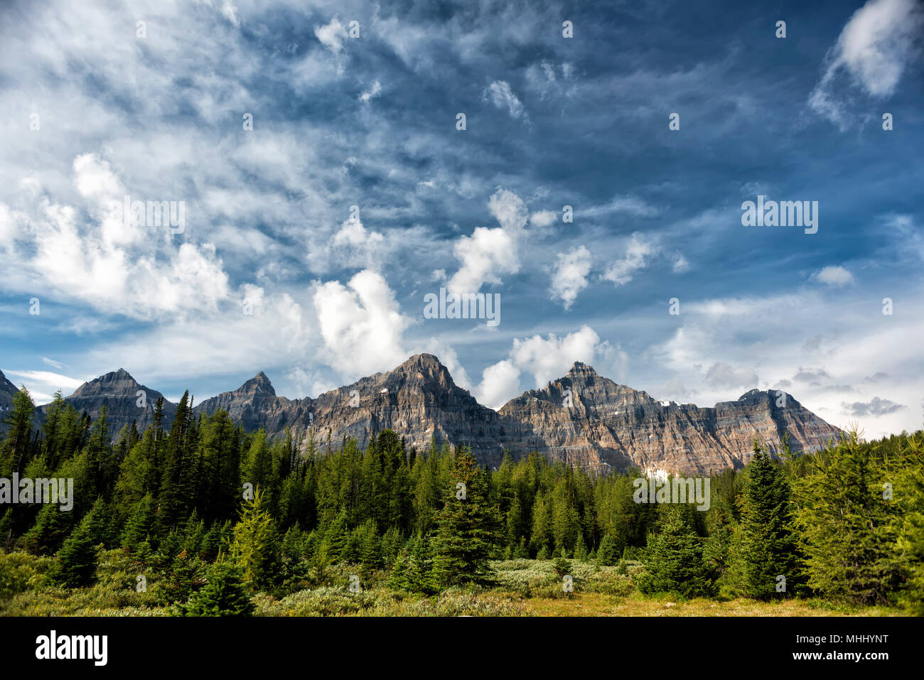 Canada Montagne Rocciose Panorama sul cielo molto nuvoloso Foto Stock