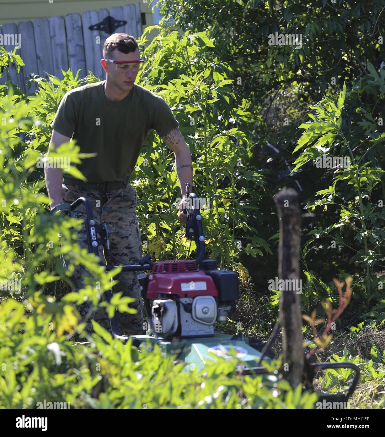 Caporale Jacob Cummings, un incendio team leader con la seconda luce di ricognizione corazzato battaglione, mows boccole giù durante la partecipazione ad una comunità di servizio evento come parte del Navy settimana di New Orleans, 23 aprile 2018, 23 aprile 2018. Durante la settimana della marina di New Orleans, Marines e marinai sono dedicati a supportare le comunità. (U.S. Marine Corps photo by Lance Cpl. Samuel Lyden). (U.S. Marine Corps photo by Lance Cpl. Samuel Lyden). () Foto Stock