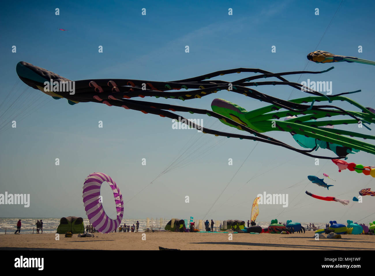 Tanti aquiloni colorati in forme differenti sulla spiaggia a Cervia international kite festival "Artevento' 2018. Foto Stock