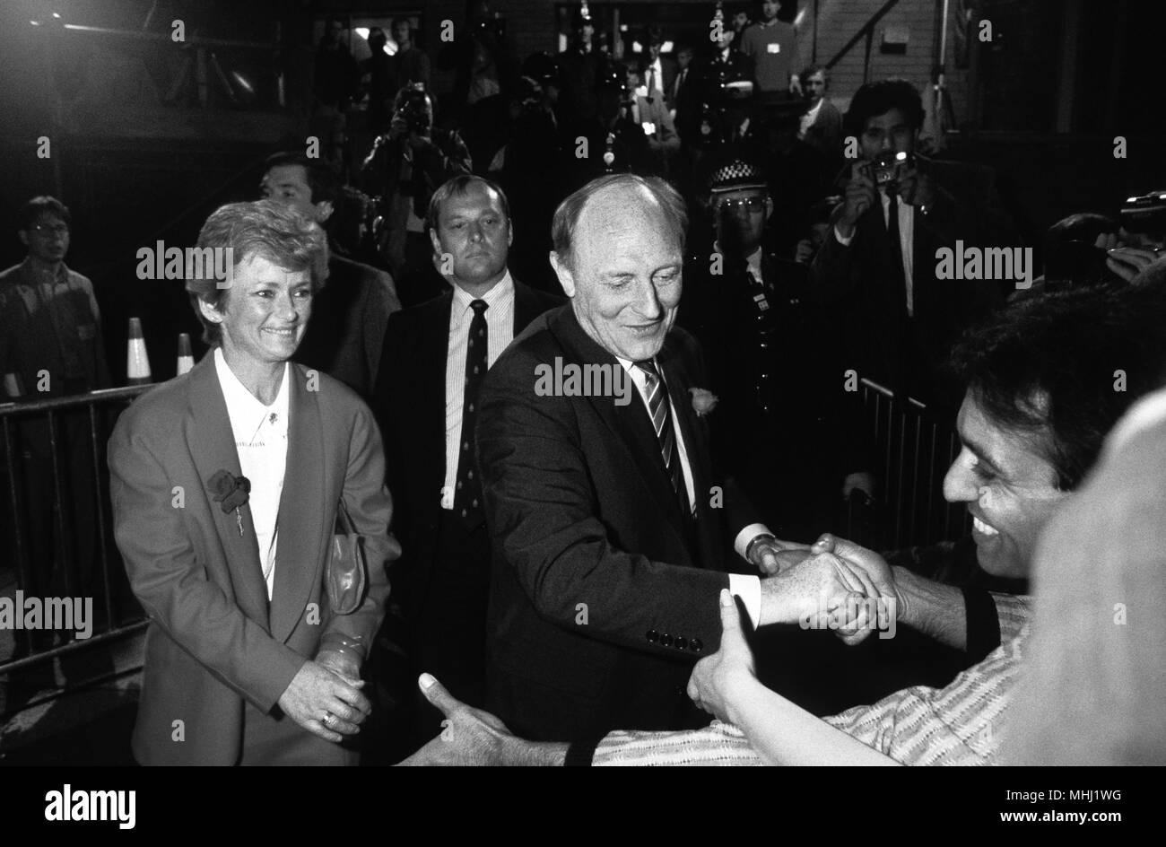 Leader del partito laburista Neil Kinnock e sua moglie Glenys arrivare al suo Blackwood circoscrizione sulle elezioni generali notte 11 giugno 1987 Foto Stock