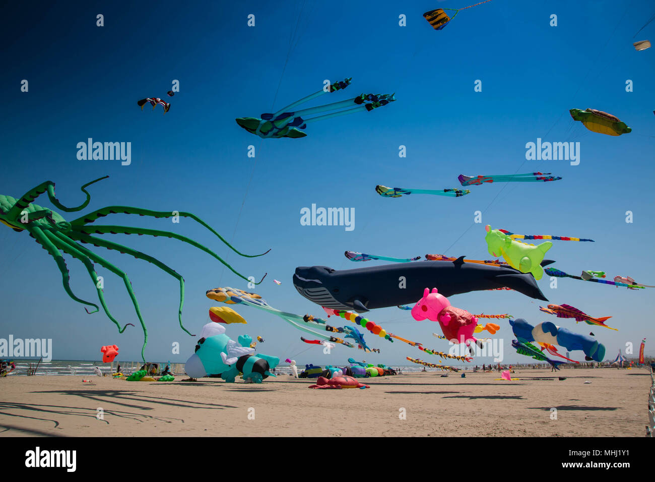 Tanti aquiloni colorati in forme differenti sulla spiaggia a Cervia international kite festival "Artevento' 2018. Foto Stock