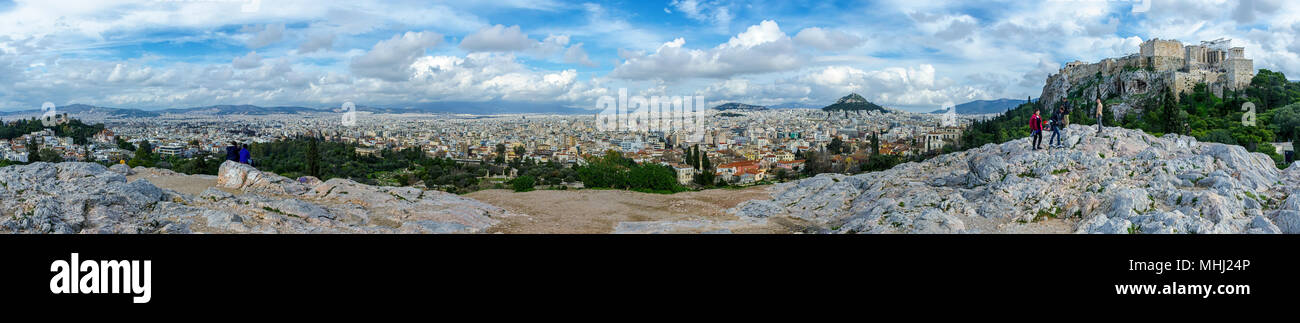 Vista panoramica della città di Atene, Grecia dall'Osservatorio nazionale di Atene (sinistra) per Acropolis (a destra). Vantage Point di areopago hill in Plaka Foto Stock