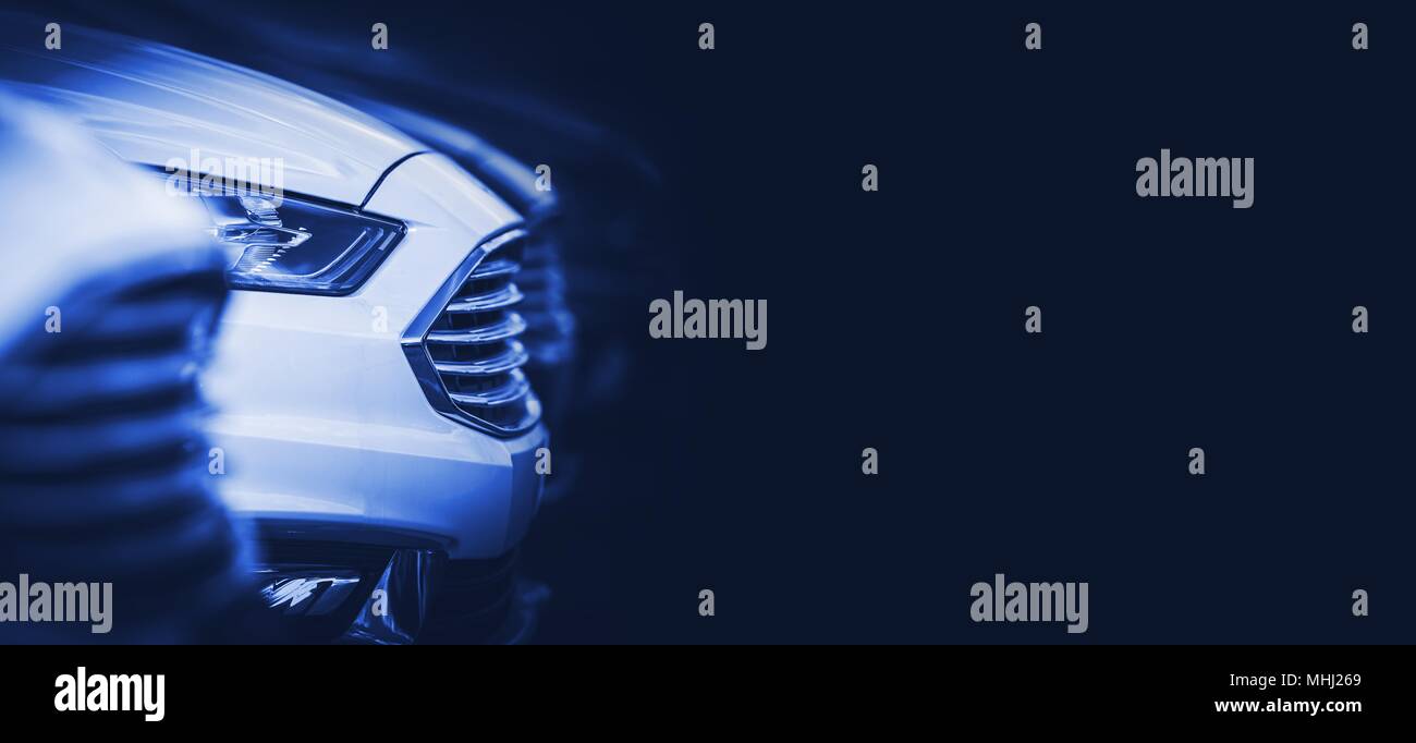 Automotive banner blu sfondo con moderni veicoli in stock sulla concessionaria Parcheggio. Blu scuro con sfondo spazio copia Foto Stock