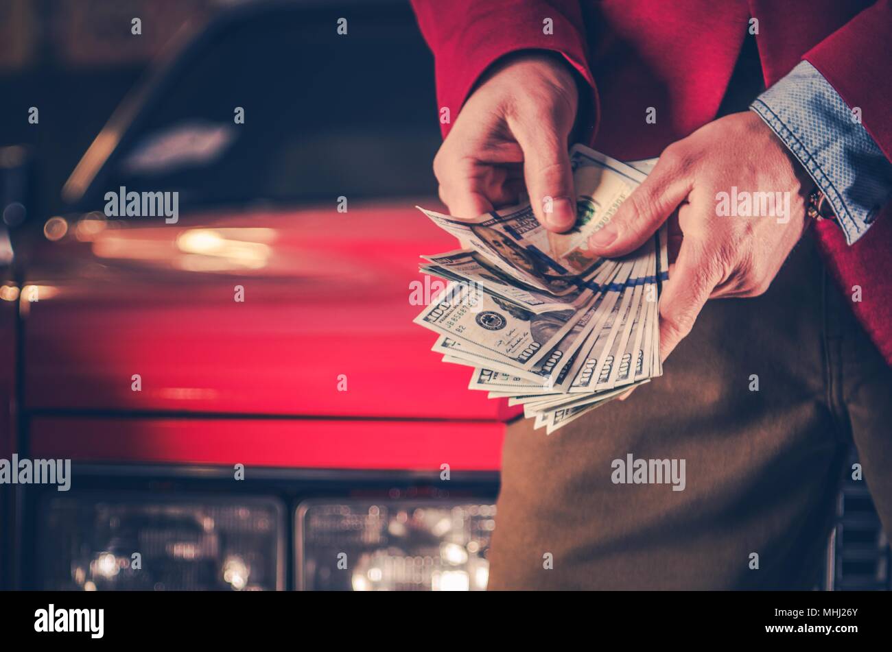 Il denaro per la vostra auto. Veicolo di vendita e di acquisto di concetto retrò. Industria automobilistica. Foto Stock