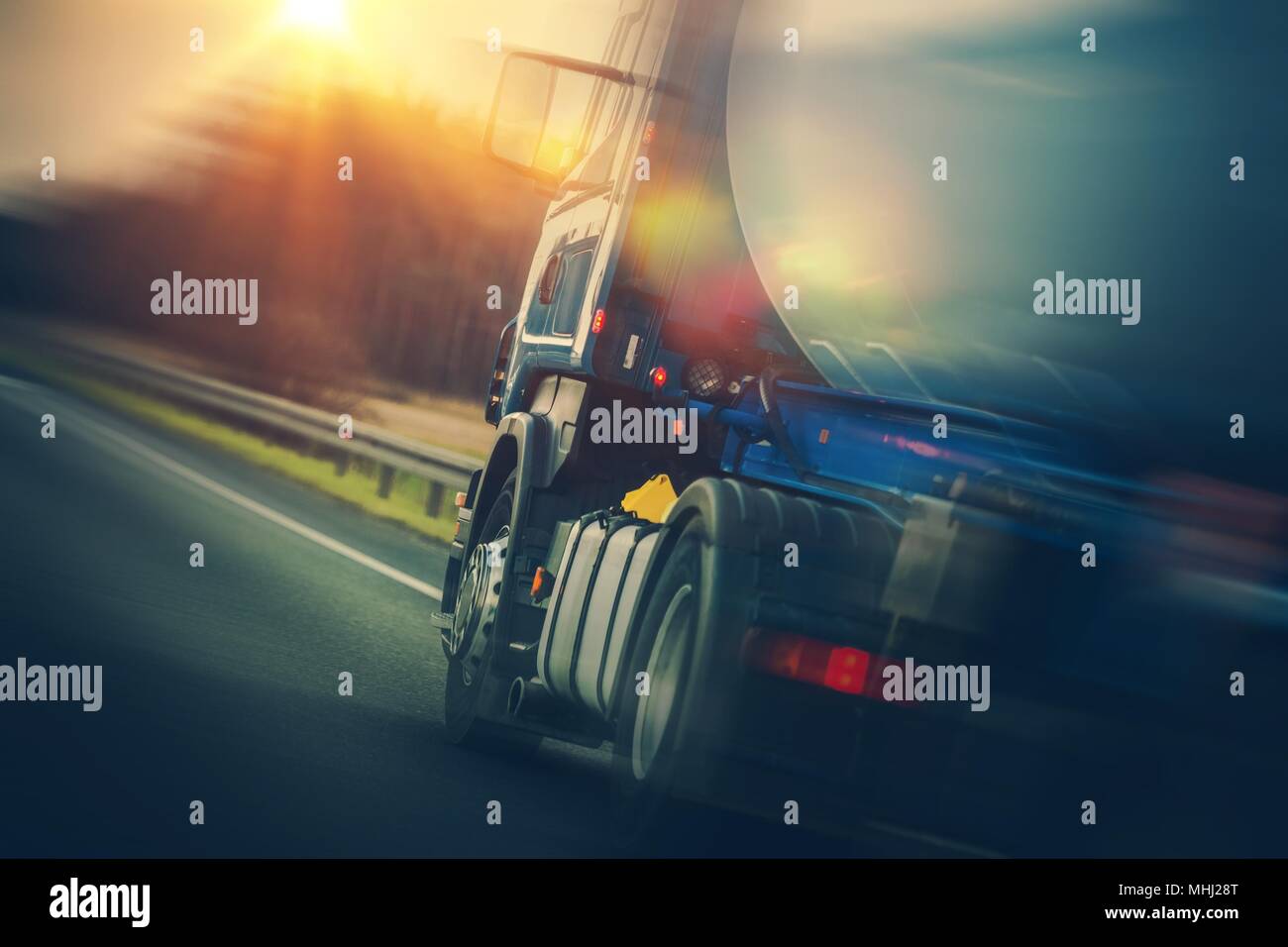 Il carburante autocisterna su strada. Moderno Trasporto Terrestre del tema. Semi Carrello veicolo. Foto Stock