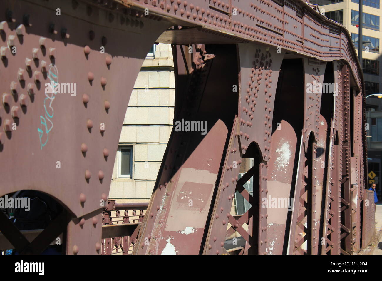 Vista ravvicinata.di Chicago del famoso Orleans in acciaio ponte che attraversa il fiume Chicago. Foto Stock