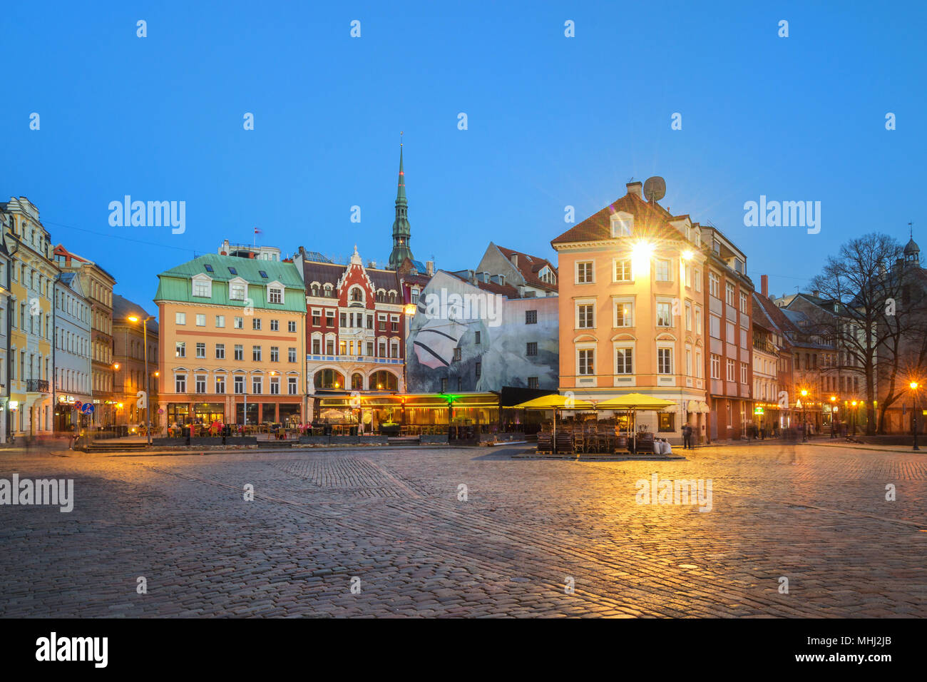 Riga, Lettonia - 13 Aprile 2018: la Città Vecchia di Riga e la Piazza Dom al crepuscolo Foto Stock
