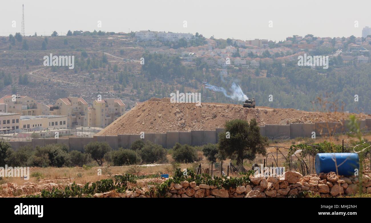 Serbatoio israeliano spara gas lacrimogeni granata in Bil'in Foto Stock