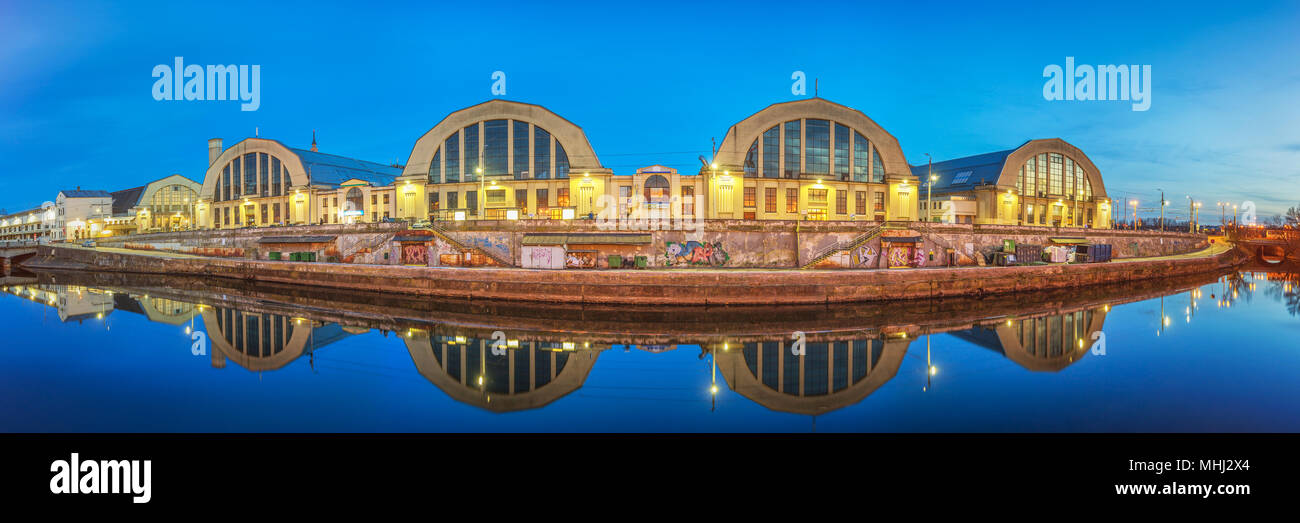 Riga Central Market, l'Europa è il più grande bazar usando il vecchio tedesco hangar Zeppelin Foto Stock