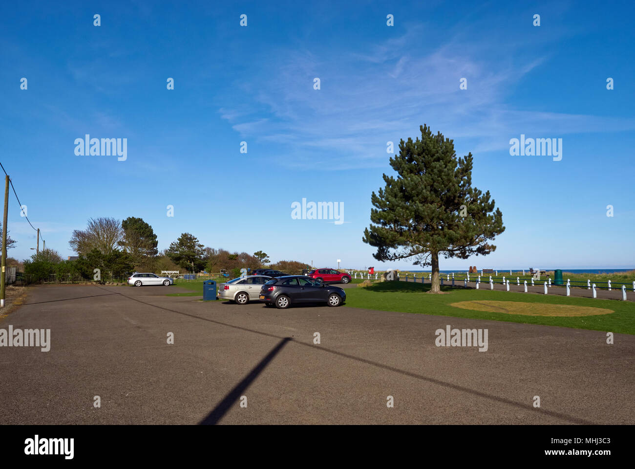 La spiaggia Parcheggio auto a East Haven, con macchine parcheggiate e molti spazi per ulteriori visitatori. Angus, Scozia. Foto Stock