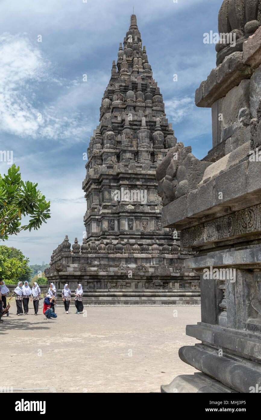 Visitatori indonesiano a Prambanan tempio indù sito vicino a Yogyakarta, Java Foto Stock