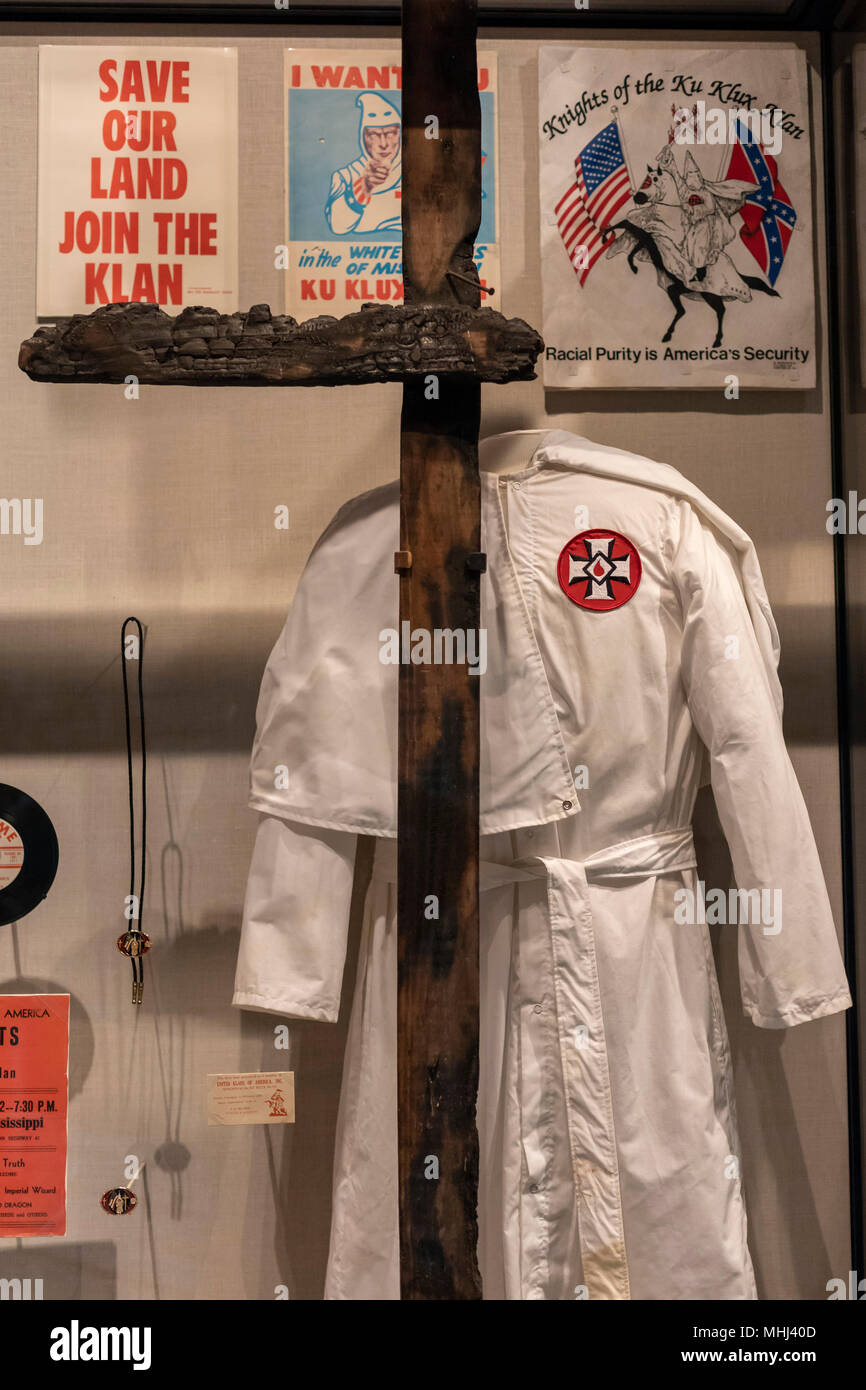 Jackson, in Mississippi, - un Ku Klux Klan accappatoio e bruciato croce al Mississippi Museo dei diritti civili. Il museo si concentra sul movimento che sconvolto p Foto Stock