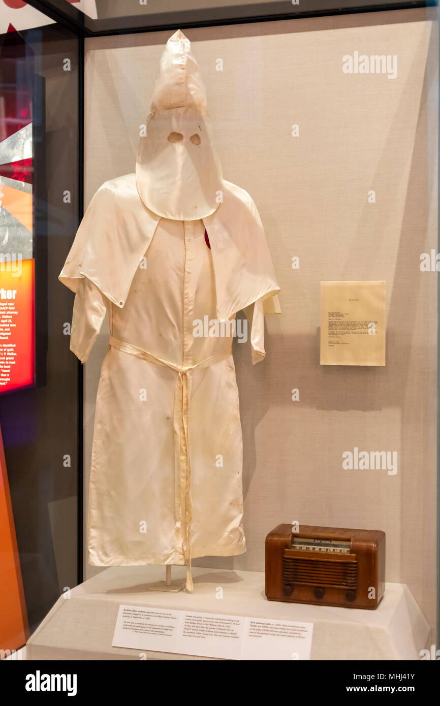 Jackson, in Mississippi, - un Ku Klux Klan robe apparentemente indossata da un Klansman coinvolti nel 1959 linciaggio di Mack Charles Parker in Poplarville, Mississi Foto Stock