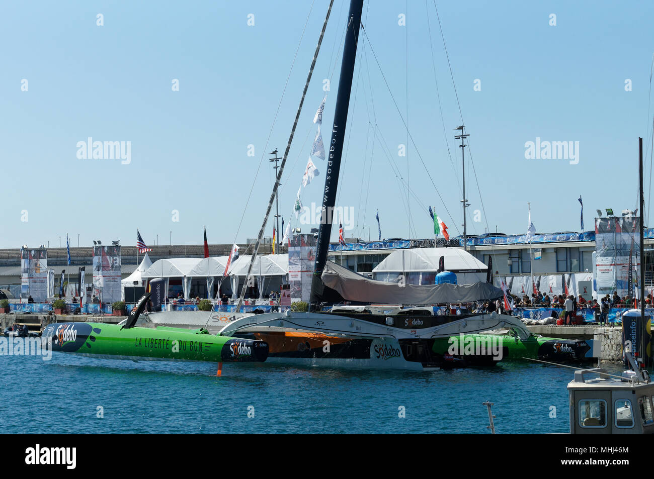 Maxi trimarano SODEBO barca ormeggiata nel porto di Nizza Costa Azzurra, Francia durante la gara di offshore Ultimed Nizza nel maggio 2018 Foto Stock