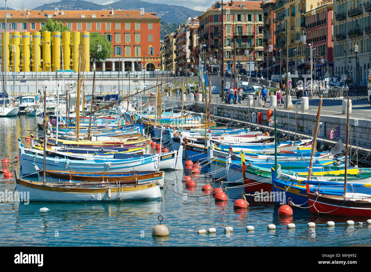 Piccolo di legno colorate barche da pesca denominato Pointus ormeggiata in porto vecchio di Nizza Costa Azzurra, Francia Foto Stock