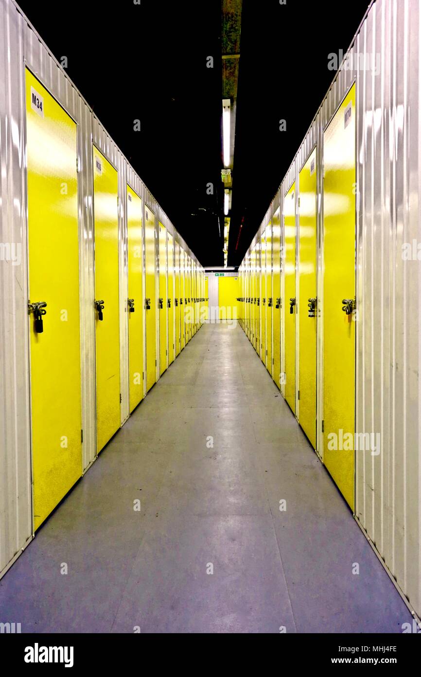 Self Storage / Storage / contenitore visualizzazione verticale Foto Stock