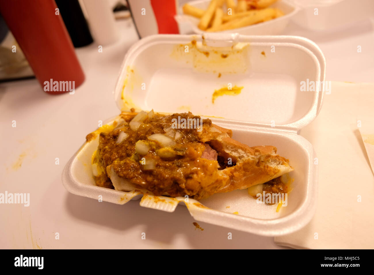 Mangiare un cane di peperoncino su una notte fuori a Las Vegas il fast food Foto Stock