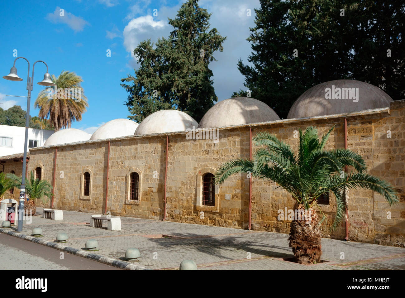 Mevlevi Museo del Santuario, un ex monastero del XVII secolo tekke di mistica setta islamica noto come ordine Mevlevi (dervisci rotanti), a nord di Nicosia, Cipro del Nord Foto Stock