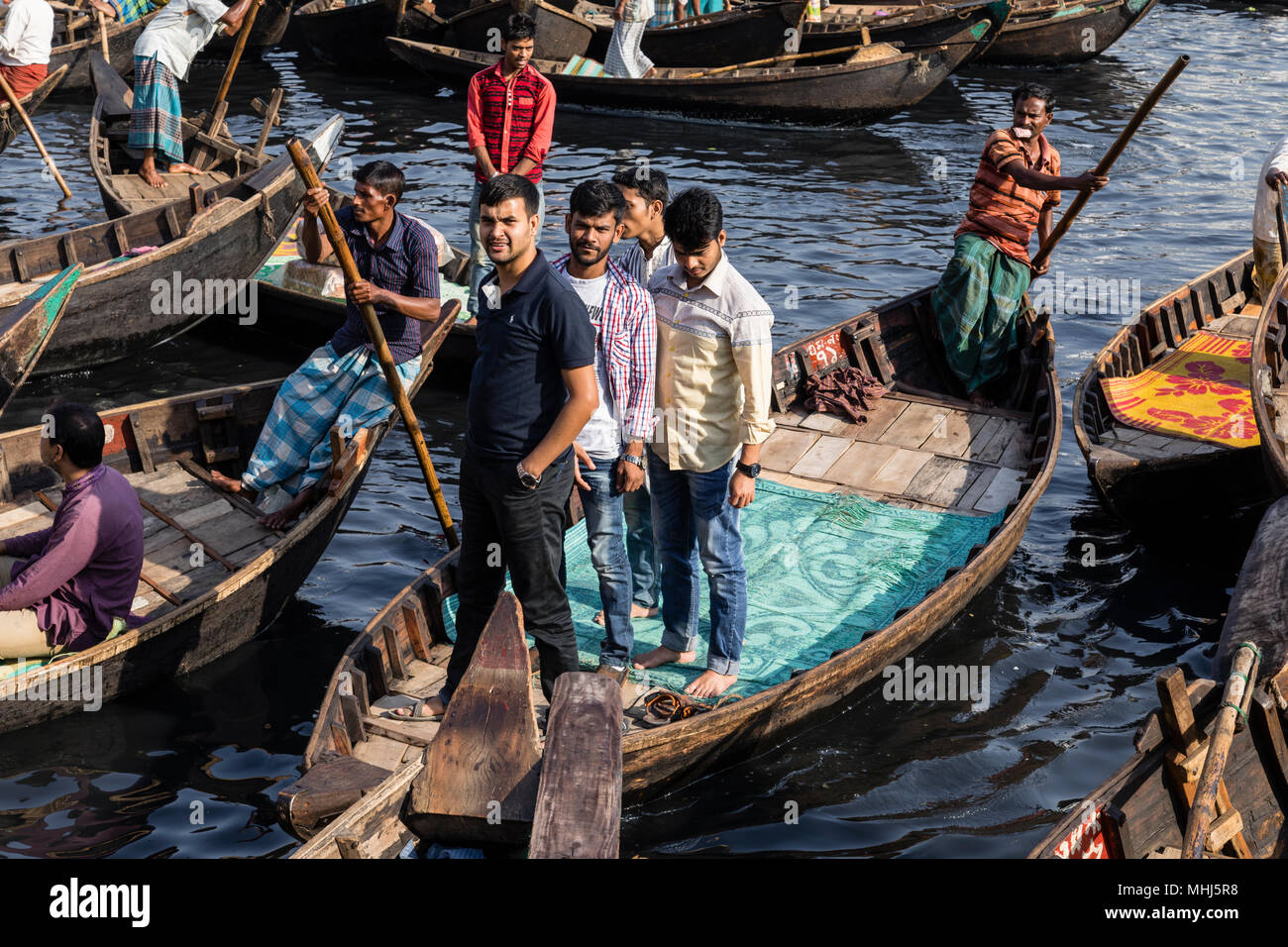 Dacca in Bangladesh, 24 Febbraio 2017: i passeggeri arrivino in un taxi in legno barca al terminale Sadarghat a Dacca in Bangladesh Foto Stock