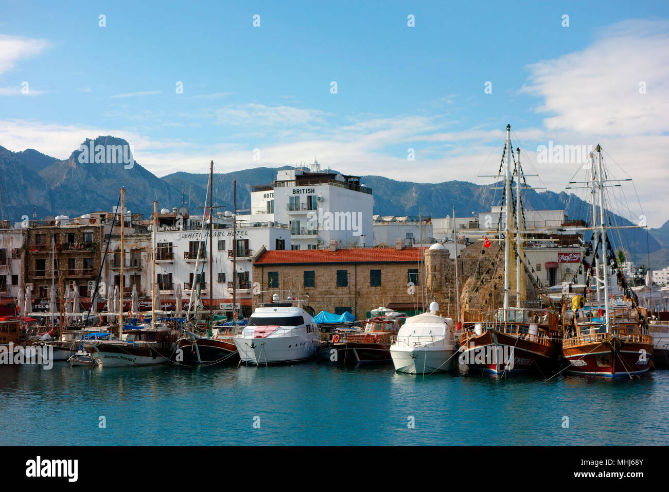 Kyrenia porto e la collina di San Hilarion Castello a distanza, Kyrenia (Girne), la parte settentrionale di Cipro Foto Stock