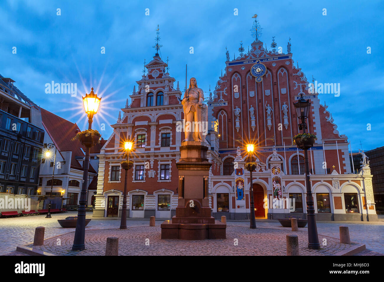 La Piazza Del Municipio E La Casa Delle Teste Nere Di Riga Del Centro Storico Foto Stock Alamy