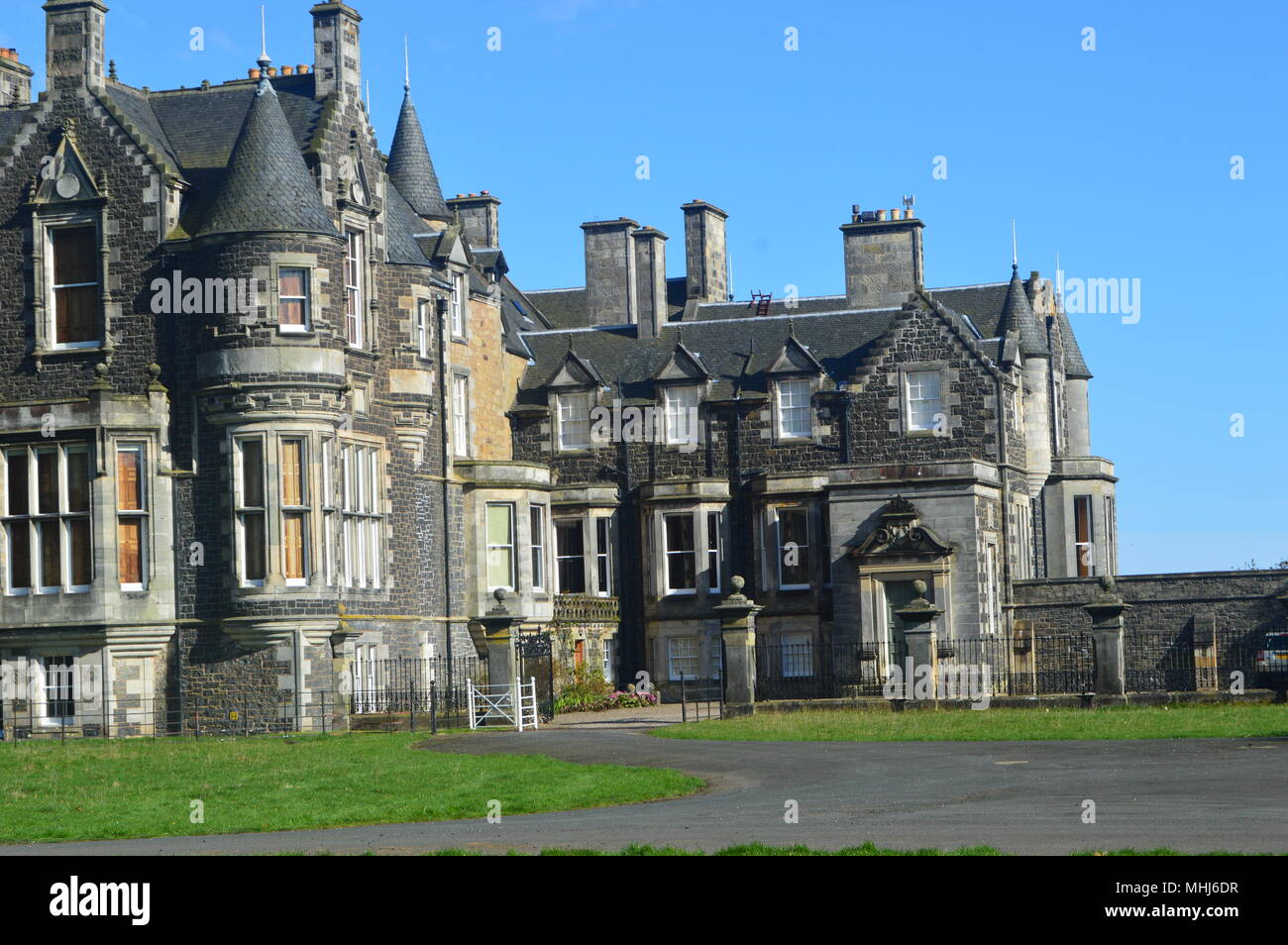 Giardini Balcarres, Colinsburgh, Fife, Scozia, basata sulla residenza costruita nel 1595 da John Lindsay, ora principalmente del XIX secolo Foto Stock