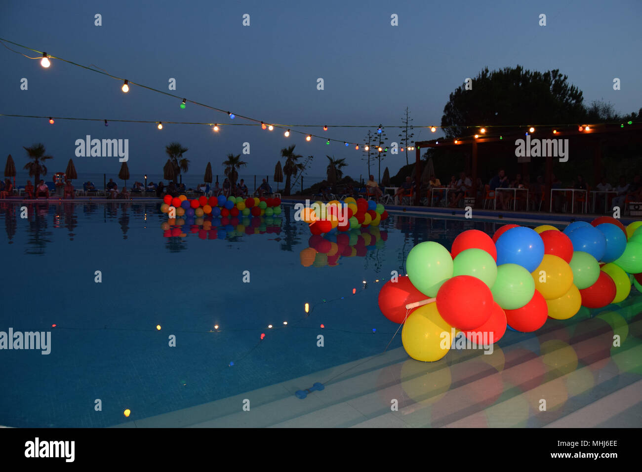 Party in piscina con palloncini di Albufeira Algarve Portogallo Foto Stock