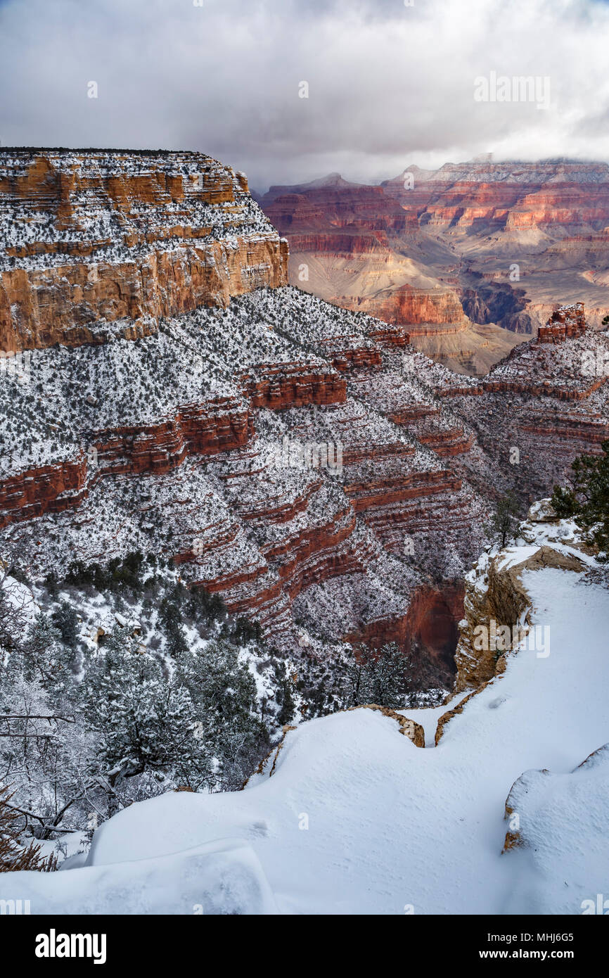 Bluff ricoperta di neve da Rim Trail vicino al villaggio, il Parco Nazionale del Grand Canyon, Arizona USA Foto Stock