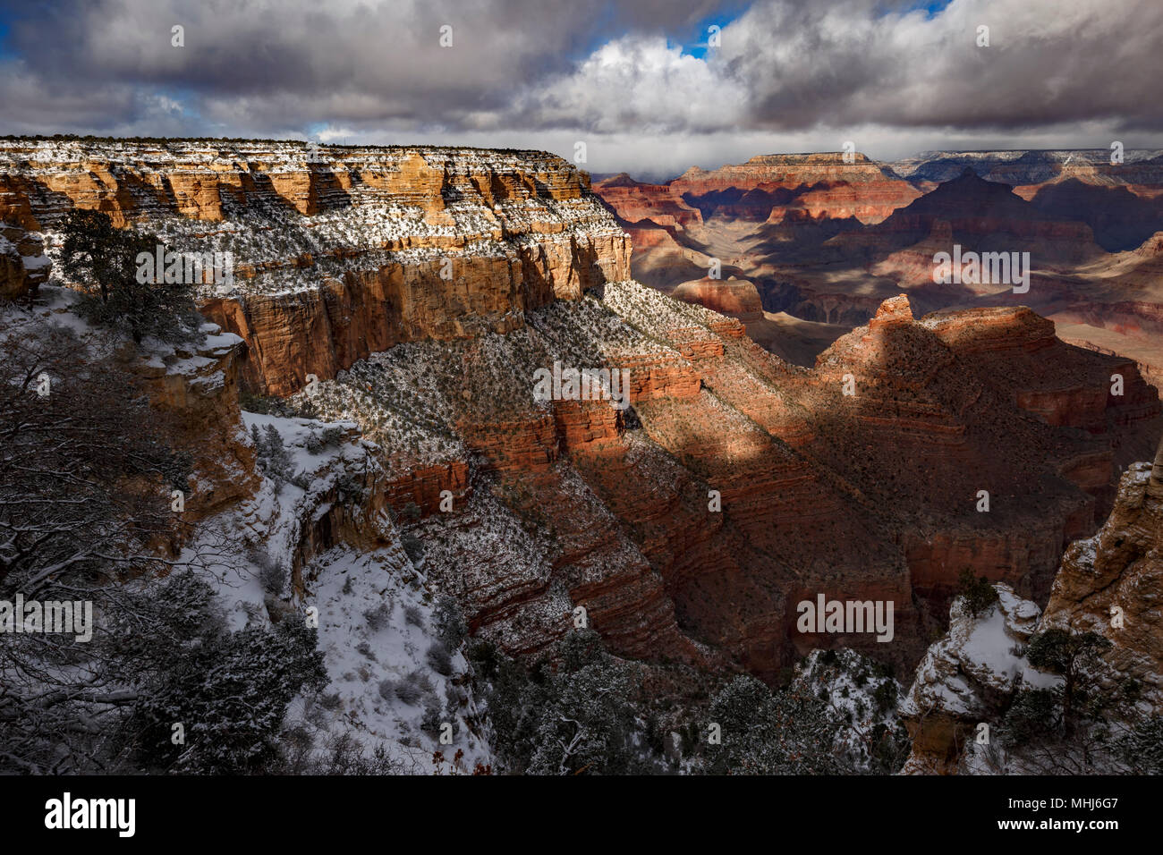 Coperte di neve bluffs e canyon, da Rim Trail vicino al villaggio, il Parco Nazionale del Grand Canyon, Arizona USA Foto Stock