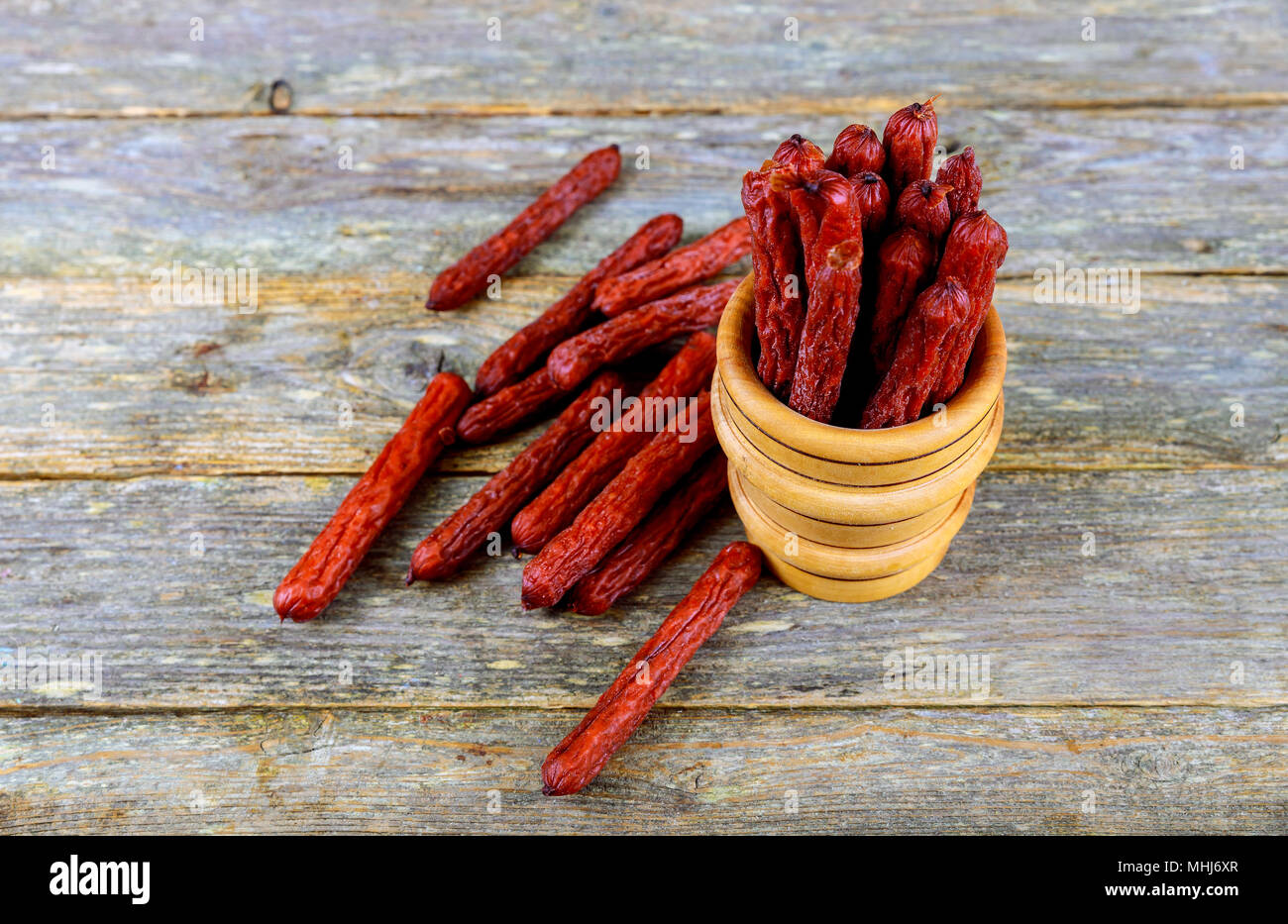 Salsiccia secca la caccia su una tavola di legno Foto Stock