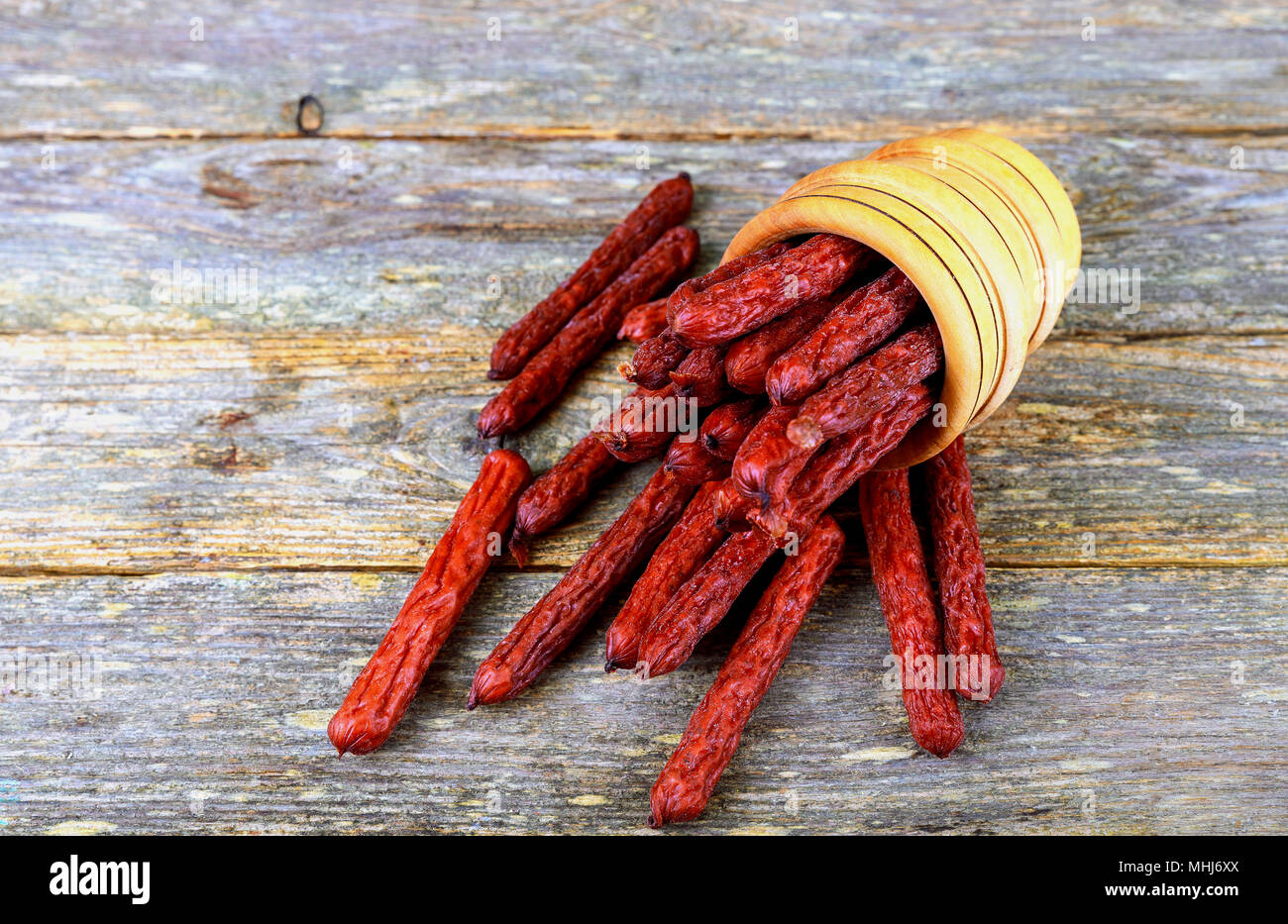 A caccia di salsicce affumicate rustico sfondo di legno Foto Stock