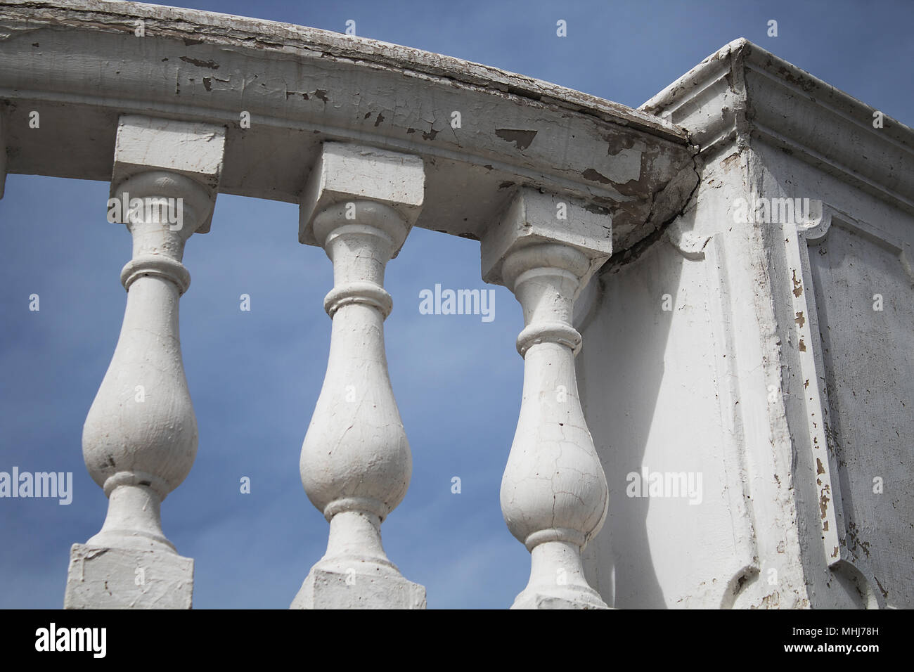 Parapetto. Di stile antico. Argine del Fiume. Foto Stock