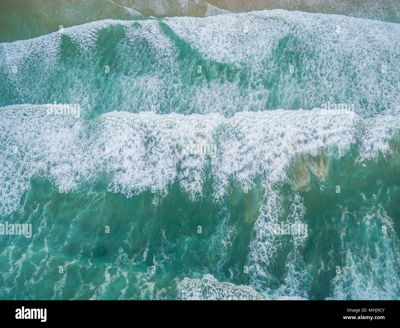 Vista aerea di schiacciamento turchese oceano onde Foto Stock